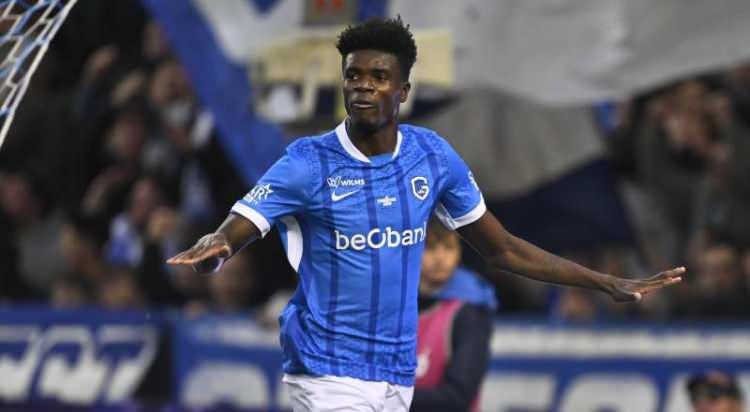 <p>Trabzonspor'un, Genk forması giyen Kamerunlu forvet Aaron Bibout i&ccedil;in girişimde bulunduğu belirtildi.<br />
<br />
Bel&ccedil;ika ekibinin 15 milyon euro istediği 21 yaşındaki golc&uuml; i&ccedil;in bordo-mavililerin 5 milyon euro ve sonraki satıştan pay i&ccedil;eren yeni teklif sunduğu ifade edildi.<br />
<br />
(POSTA)</p>
