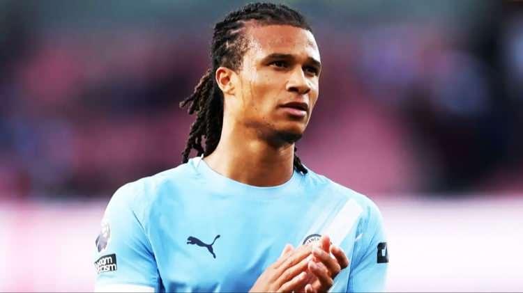 <p>Transferde ilk hamlesini santrfora yapan Fenerbah&ccedil;e, savunmaya da Manchester Cityli yıldız Nathan Ake'yi d&uuml;ş&uuml;n&uuml;yor.&nbsp;</p>
