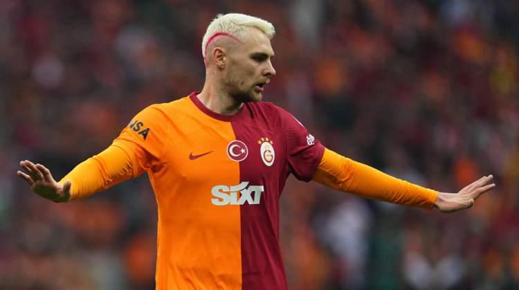 <p>Victor Nelsson, Galatasaray'dan ayrılmak istediğini y&ouml;netime bildirdi.<br />
<br />
Serie A kul&uuml;plerinin takibindeki Danimarkalı stoper i&ccedil;in sarı-kırmızılılar 8 milyon euronun altına inmeyi d&uuml;ş&uuml;nm&uuml;yor.<br />
<br />
(SABAH)</p>
