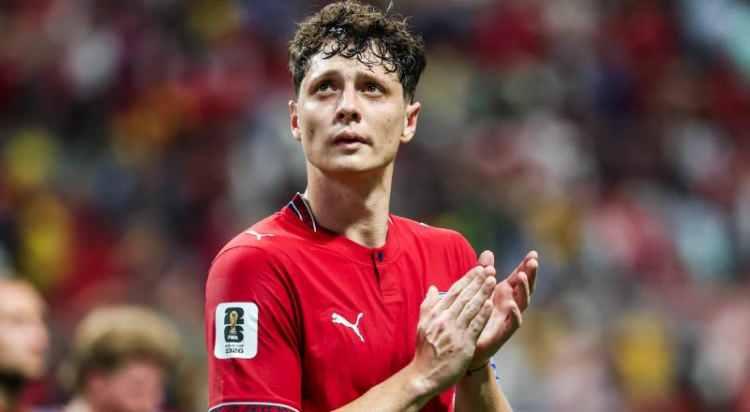 <p>Beşiktaş'ın savunmaya d&uuml;ş&uuml;nd&uuml;ğ&uuml; Ladislav Krejci i&ccedil;in Wolves'a 10 milyon euroluk bir teklif yapıldı.<br />
<br />
Taraflar arasında pazarlık devam ediyor.<br />
<br />
(FANATİK)</p>
