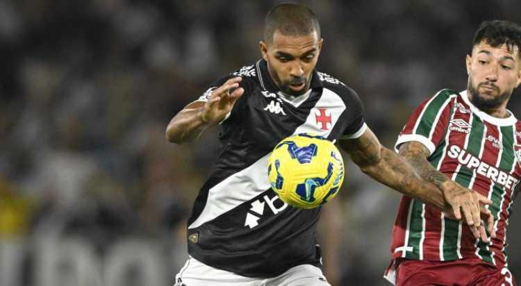 <p>Daha &ouml;nce İrlandalı golc&uuml; Sinclair Armstrong'u alan G&ouml;ztepe, uzun s&uuml;redir peşinde olduğu Gremio'dan Andre Henrique ile de el sıkıştı.<br />
<br />
(FOTOMA&Ccedil;)</p>
