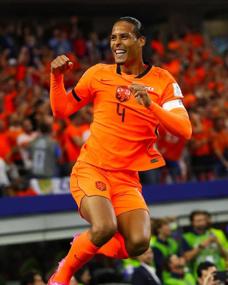 <p>Liverpool'dan Van Dijk'ı transfer etmek isteyen Galatasaray, D&uuml;nya Kupası bitmeden bu işi sonu&ccedil;landırmaya kararlı.<br />
<br />
Tecr&uuml;beli stoperle bir&ccedil;ok kez temas kuruldu. Hollandalı stoper 'evet' dediği anda Liverpool'a teklif g&ouml;t&uuml;r&uuml;lecek.<br />
<br />
(FANATİK)</p>
