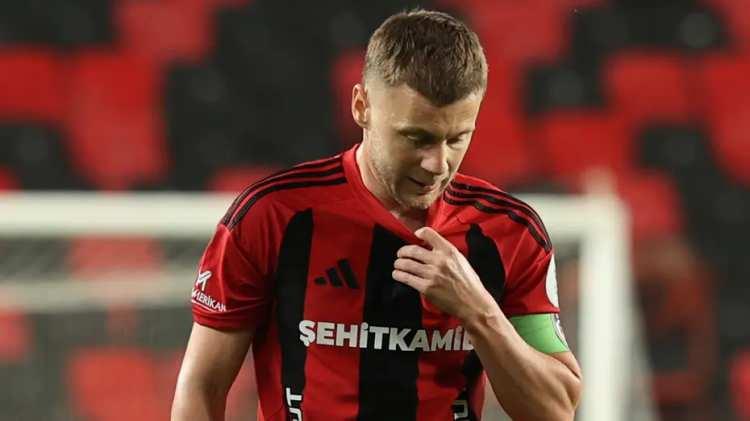 <p>Yeni sezonda S&uuml;per Lig'i hedefleyen Bursaspor, 10 numara transferi i&ccedil;in Alexandru Maxim'i g&uuml;ndemine aldı.<br />
<br />
S&uuml;per Lig'de Gaziantep FK forması giyen deneyimli orta sahanın transferinde aşama kaydedildi.<br />
<br />
(FOTOMA&Ccedil;)</p>
