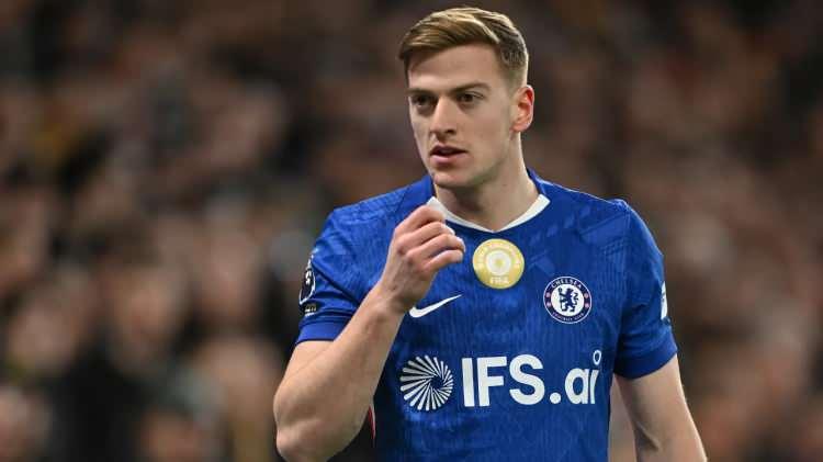 <p>Galatasaray, gelecek sezon S&uuml;per Lig'de uygulanacak yabancı kuralındaki +4'l&uuml;k kontenjandan birini forvet transferi i&ccedil;in kullanacak.<br />
<br />
Sarı-kırmızılılar Chelsea forması giyen Liam Delap'ı 1 sene kiralamak i&ccedil;in nabız yoklayacak.<br />
<br />
Chelsea, gen&ccedil; forvetin transferi i&ccedil;in 35.5 miyon euro &ouml;demişti.<br />
<br />
(FOTOMA&Ccedil;)</p>
