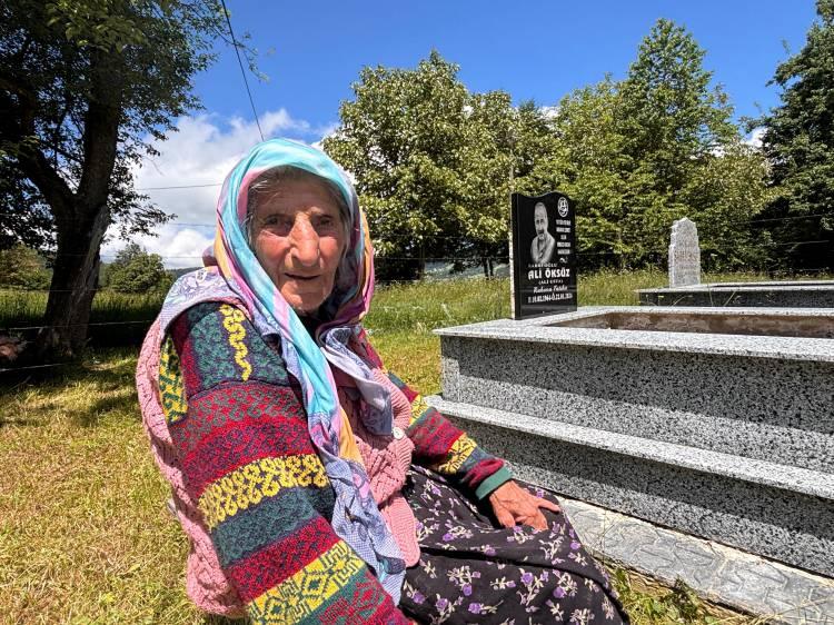 <p>Her g&uuml;n eşini ve oğlunu ziyaret ettiğini belirten Fatime &Ouml;ks&uuml;z, <strong><em>"Her sabah g&uuml;neş doğduğu gibi mezara gelirim. <span style="color:#A52A2A">Sandalyeme otururum dua okurum. &Ccedil;ocuklarım gelip buradan beni alır. </span>Doktorlar biraz y&uuml;r&uuml;yeceksin dedi. Onun i&ccedil;in y&uuml;r&uuml;r&uuml;m. Akşama kadar buralarda dururum. Nefes darlığım olmasa eskisi gibi ormana gidip &ccedil;alışırım."</em></strong> dedi.</p>
