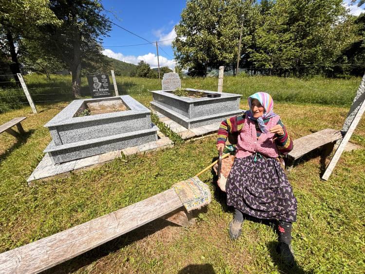 <p><span style="color:#A52A2A"><em><strong>Yaklaşık 4 yıldır her sabah, &ouml;ğle ve akşam saatlerinde </strong></em></span>mahalle mezarlığının yolunu tutan &Ouml;ks&uuml;z, g&uuml;n&uuml;n&uuml;n b&uuml;y&uuml;k b&ouml;l&uuml;m&uuml;n&uuml; eşi ve oğlunun mezarları başında ge&ccedil;iriyor.&nbsp;</p>
