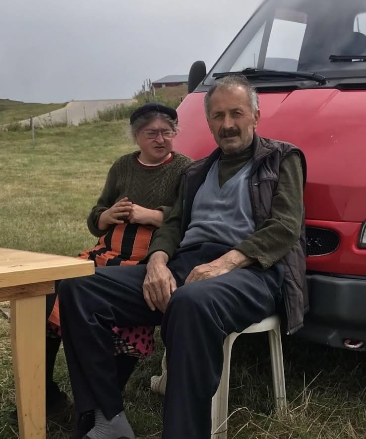 <p><span style="color:#A52A2A"><strong>"ANNEM AĞABEYİME D&Uuml;ŞK&Uuml;ND&Uuml;"</strong></span></p>

<p>&nbsp;</p>

<p>Fadime &Ouml;ks&uuml;z'&uuml;n oğlu Faik &Ouml;ks&uuml;z ise, şunları s&ouml;yledi:&nbsp;</p>

<p>&nbsp;</p>

<p>"Annem ağabeyime d&uuml;şk&uuml;nd&uuml;. Ağabeyim kanserden vefat edince annem her g&uuml;n buraya gelmeye başladı. Ağabeyimle sohbet eder, dertleşir. Annem kalp hastası.</p>

<p>&nbsp;</p>

<p>Ondan dolayı doktorlar bırakın gezsin y&uuml;r&uuml;s&uuml;n dediler. K&uuml;&ccedil;&uuml;k kardeşim ile kalıyor. İlacını ve yemeğini yedirdikten sonra y&uuml;r&uuml;r. Akşama kadar y&uuml;r&uuml;yerek g&uuml;nlerini ge&ccedil;iriyor.</p>

<p>&nbsp;</p>

<p>Yataktan kalktığı gibi yemeğini yer gelip duasını yapar. &Ouml;ğlede gelir, akşam buraya gelmeden uyumaz. Annem 1940 doğumlu, n&uuml;fusa 10 yaşında yazıldığını s&ouml;yl&uuml;yor. Ağabeyimin engelli bir kızı var onun yanına gider. Elinde orak ile oturduğu yeri bi&ccedil;er, &ccedil;alı toplar. İş yapmayı sever. Annemin bizde emeği &ccedil;oktur. Hep ormanlarda &ccedil;alışmıştır.</p>

<p>&nbsp;</p>

<p>Biz de elimizden geldiği kadar yardımcı olmaya &ccedil;alışıyoruz. 4 yıldır annem bu mezarları yalnız bırakmaz. Babam lenfoma hastalığını yendi ama enfeksiyondan hayatını kaybetti. Koyunları vardı doktor onların yanına gitmeyeceksin dedi ama dinlemedi.</p>

<p>&nbsp;</p>

<p>Ağabeyim mide kanseriydi babam &ouml;ld&uuml;kten sonra onun &uuml;z&uuml;nt&uuml;s&uuml;n&uuml; yaşadı. T&uuml;m&ouml;r&uuml;n sı&ccedil;ramasından dolayı ağabeyimde enfeksiyondan &ouml;ld&uuml;."</p>

<p>&nbsp;</p>

<p><span style="color:#A52A2A"><strong><em>KAYNAK: İHA&nbsp;</em></strong></span></p>
