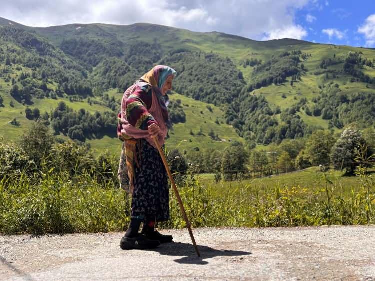 <p>Kalp hastası olan Fatime &Ouml;ks&uuml;z'e doktorları d&uuml;zenli y&uuml;r&uuml;y&uuml;ş yapmasını &ouml;nerdi.</p>

<p>&nbsp;</p>

<p>O da bu tavsiyeyi, &ouml;zlem duyduğu iki isme uzanan yolda yerine getiriyor.</p>
