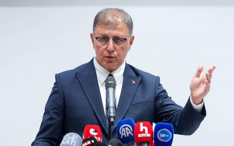 <p>Tugay, sözlerini şöyle tamamladı:</p>
<p><strong>"Bu kanaat ve düşüncelerle, büyük bir üzüntüyle ve bir gün geri dönebilme umuduyla Cumhuriyet Halk Partisi üyeliğimden istifa ediyorum. Bundan sonraki süreçte bağımsız olarak İzmir Büyükşehir Belediye Başkanlığı görevimi sürdürecek, şehrimize ve halkımıza tüm gücümle hizmet etmeye devam edeceğim."</strong></p>