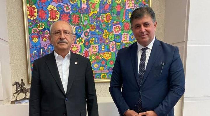<p><span style="color:rgb(34, 34, 34)">CHP&rsquo;de mahkeme kararıyla genel başkanlık g&ouml;revine getirilen Kemal Kılı&ccedil;daroğlu, d&uuml;n ger&ccedil;ekleştirilen MYK toplantısında CHP İzmir İl Başkanı &Ccedil;ağatay G&uuml;&ccedil;&rsquo;&uuml; g&ouml;revden aldı.</span></p>
