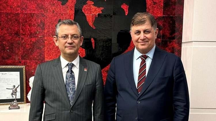<p><span style="color:#B22222"><strong>ÖZGÜR ÖZEL'İN YANINDA OLDUĞUNU AÇIKLAMIŞTI</strong></span></p>
<p>Tugay, CHP'ye yönelik mutlak butlan kararının ardından 21 Mayıs'ta yaptığı açıklamada <em><strong>“Türkiye’nin bugünü ve geleceği adına, demokrasi tarihine bir ibret vesikası olarak geçecek bu sürece karşı takınılacak tavır; elbette seçilmiş Genel Başkanımız Özgür Özel’in ve Genel Merkez iradesinin yanında olmaktır. İzmir olarak üzerimize ne düşüyorsa sonuna kadar yapacağız” </strong></em>demişti.</p>