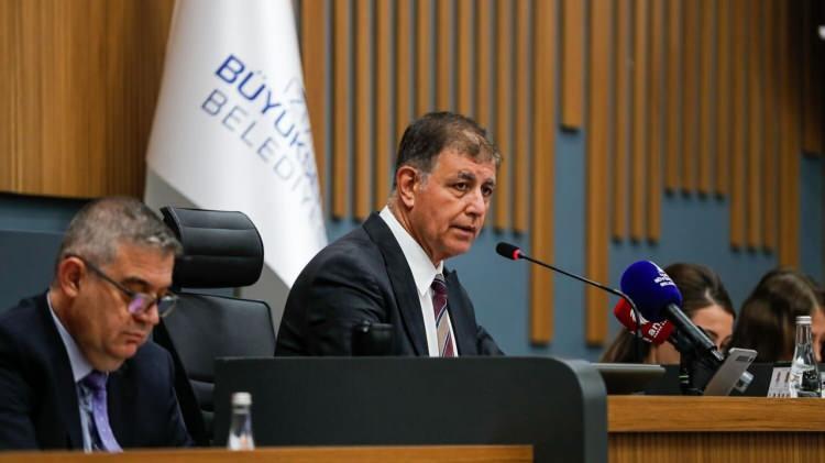 <p>3 Haziran 2025’te kabul edilen iddianamede Cemil Tugay, <em><strong>"yolsuzluk”</strong></em> iddiasıyla tutuklandıktan sonra İstanbul Büyükşehir Belediye Başkanlığı görevinden alınan Ekrem İmamoğlu,<em><strong> “rüşvetle”</strong></em> suçlandığı için cezaevinde gönderilip Beşiktaş Belediye Başkanlığı'ndan uzaklaştırılan Rıza Akpolat’la birlikte <em><strong>“sanık”</strong></em> olarak yer alıyor.</p>
