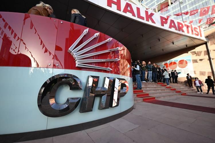 <p>Bu isimlerin <em><strong>“oylamaya hile karıştırma” </strong></em>suçundan bir yıldan üçer yıla kadar hapis cezası isteniyor.</p>
<p>Geçtiğimiz aylarda Ankara Bölge Adliye Mahkemesi 36. Hukuk Dairesi'nin <em><strong>“mutlak butlan”</strong></em> kararıyla genel başkanlığa dönen Kemal Kılıçdaroğlu'na mağdur, eski Hatay Büyükşehir Belediye Başkanı Lütfü Savaş'a müşteki sıfatıyla yer veriliyor.</p>