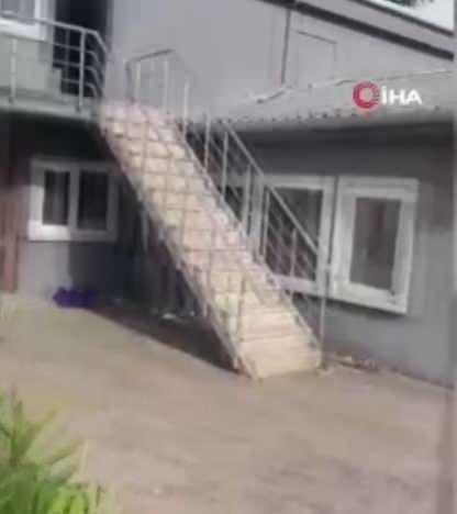 <p>Kurtarıldıktan sonra polise "Beni zorla ka&ccedil;ırdılar, gelmeseydiniz kafama sıkacaklardı" dediği &ouml;ğrenilen Karaal'in tedavisi devam ediyor.</p>

<p>Karaal kurtarıldıktan sonra eşine anlattığına g&ouml;re; polis ekipleri yakalamasaydı kendisini ka&ccedil;ıranlar &ouml;ld&uuml;rme teşebb&uuml;s&uuml;nde bulunacaktı.</p>

<p>Karaal eşine, "Yakalanmamak i&ccedil;in s&uuml;rekli yer değiştirdiler. Basında &ccedil;ıkan haberlerden sonra iyice k&ouml;şeye sıkıştılar. Benden para istediler. Saatlerce darp edildim. Sonu&ccedil; alamayacaklarını anlayınca ka&ccedil;madan &ouml;nce benim kafama sıkacaklardı. O anda polis geldi ve beni kurtardı. Yoksa &ouml;ld&uuml;r&uuml;lecektim." dedi.</p>
