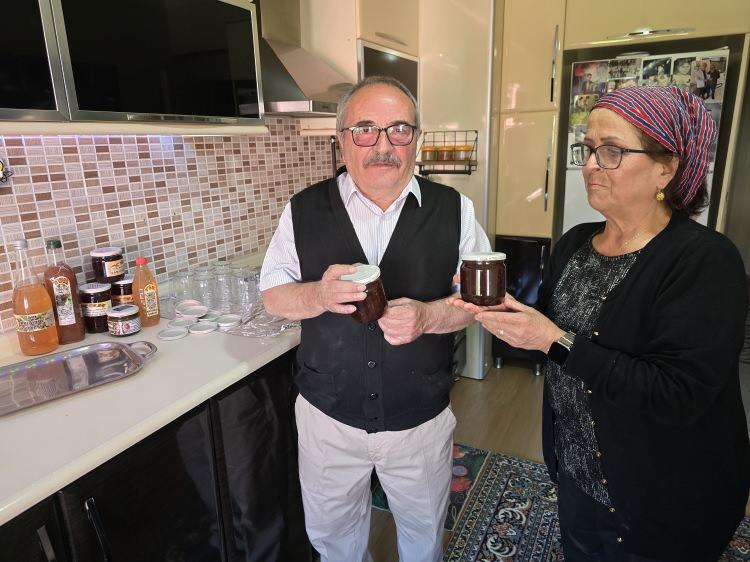 <p>&Ouml;zellikle solunum yolu rahatsızlıkları, astım, bronşit ve akciğer temizliği i&ccedil;in kozalağın iyileştirici bir etkisi olduğunu belirten Muteber Hatun Er, form&uuml;l&uuml;n&uuml; şifalı baharatlarla da destekliyor.</p>

<p>&nbsp;</p>

<p>&nbsp;</p>

