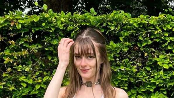<p><strong>Ancak Jenner, 18 Nisan'da evinde aniden fenalaşarak hastaneye kaldırıldı.</strong></p>

<p><strong>Acil olarak kaldırıldığı hastanede &ccedil;ekilen g&ouml;ğ&uuml;s r&ouml;ntgeninde, gen&ccedil; kadının g&ouml;ğ&uuml;s kafesinde nefes almasını zorlaştıran 10 santimetrelik bir kitlenin saptandığı belirtildi.</strong></p>
