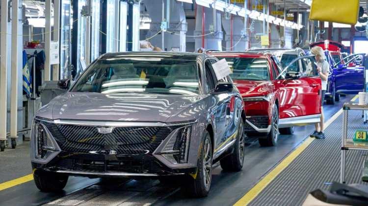 <p>T&uuml;rkiye'de satışa sunulan ara&ccedil;lar, ABD'deki &uuml;retim s&uuml;re&ccedil;lerinin ardından Avrupa'ya g&ouml;nderiliyor. Burada General Motors Europe tarafından gerekli homologasyon işlemleri tamamlanan modeller, daha sonra TUROTO g&uuml;vencesiyle T&uuml;rkiye pazarına sunuluyor.</p>

