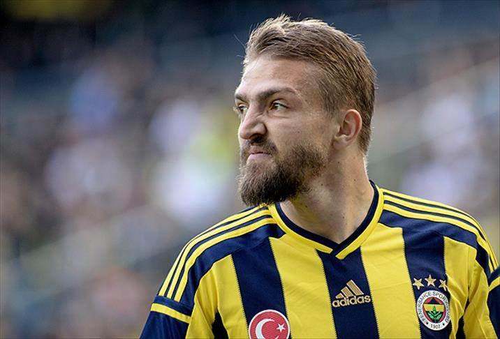 <p><span style="color:#B22222"><strong>CANER ERKİN</strong></span></p>

<p><br />
Kariyeri boyunca sık sık imaj değişikliğiyle g&uuml;ndeme geldi.</p>
