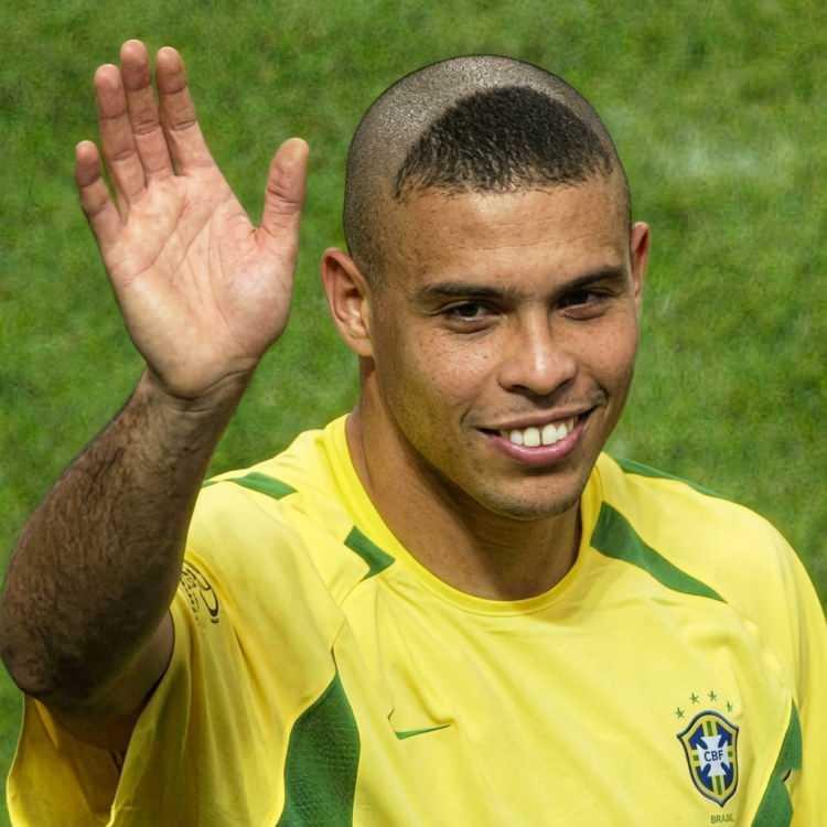 <p><span style="color:#B22222"><strong>RONALDO NAZ&Aacute;RİO</strong></span></p>

<p><br />
Belki de listenin zirvesi. 2002 D&uuml;nya Kupası'nda &ouml;n kısmında &uuml;&ccedil;gen şeklinde bıraktığı sa&ccedil; nedeniyle g&uuml;nlerce konuşuldu. Kendisi sonradan, dikkatleri sakatlığından uzaklaştırmak i&ccedil;in yaptığını s&ouml;ylemişti. O sa&ccedil; kesimi o kadar pop&uuml;ler oldu ki d&uuml;nyanın d&ouml;rt bir yanında &ccedil;ocuklar aynı modeli yaptırdı.</p>
