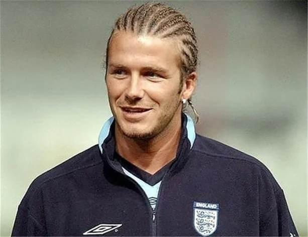 <p><span style="color:#B22222"><strong>DAVİD BECKHAM</strong></span></p>

<p><br />
Mohawk, &ouml;rg&uuml;, uzun sa&ccedil;, kazıtılmış sa&ccedil;...</p>

<p>Beckham'ın neredeyse her yeni modeli manşet oluyordu. Hatta bir&ccedil;ok yorumcu onu futbolun ilk b&uuml;y&uuml;k "sa&ccedil; ve stil fenomeni" olarak g&ouml;r&uuml;yor.</p>
