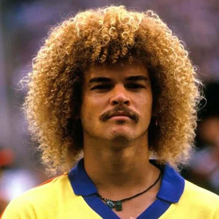 <p><span style="color:#B22222"><strong>CARLOS VALDERRAMA</strong></span></p>

<p><br />
Sarı afro sa&ccedil;ları o kadar ikonikti ki futbolu takip etmeyenler bile onu sa&ccedil;ından tanıyordu. D&uuml;nya Kupalarının en unutulmaz g&ouml;r&uuml;nt&uuml;lerinden biri olarak kabul edilir.</p>
