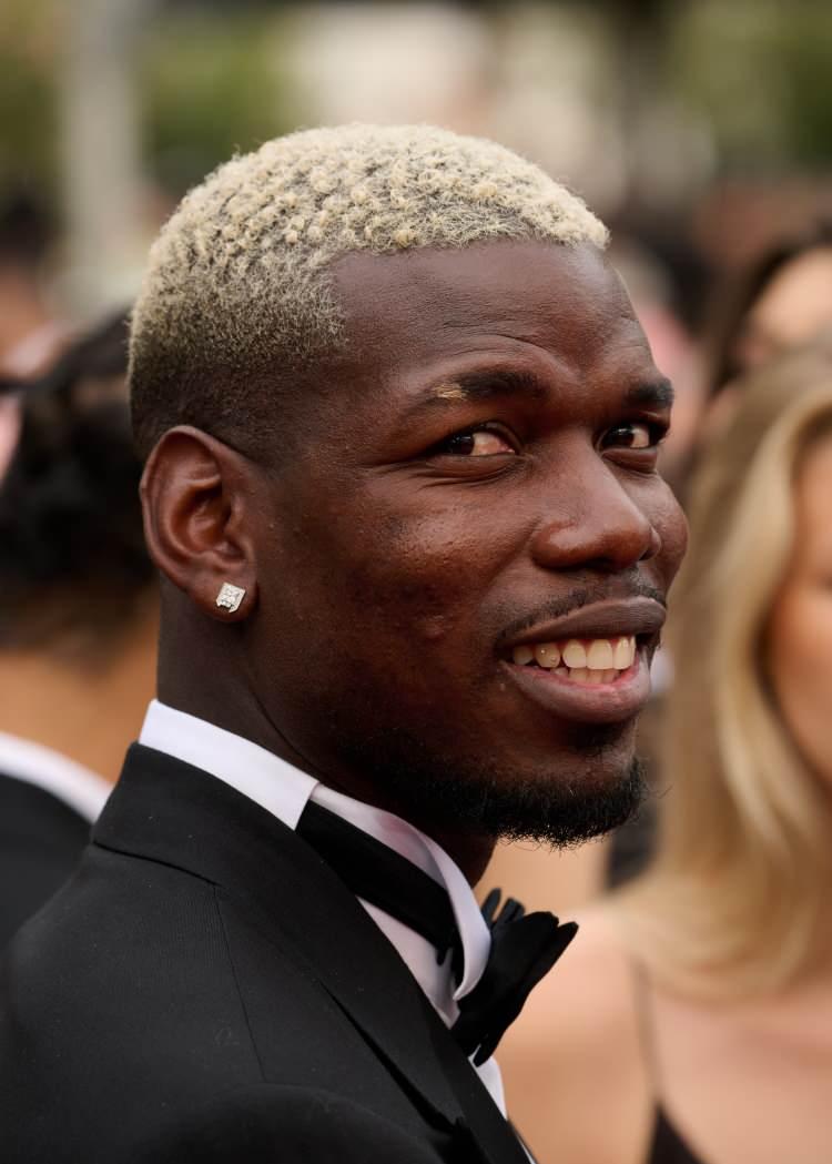 <p><span style="color:#B22222"><strong>PAUL POGBA</strong></span></p>

<p><br />
Sa&ccedil;ına işlediği desenler, renk değişimleri ve s&uuml;rekli yenilenen tarzıyla uzun yıllar konuşuldu. Bazı d&ouml;nemlerde attığı gollerden &ccedil;ok sa&ccedil; modeli haber oluyordu.</p>
