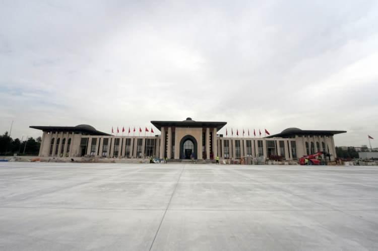 <p>Temmuz ayında Türkiye'de yapılacak olan NATO Zirvesi öncesi, hazırlıklar tamamlandı...</p>

<p> </p>

<p>Bu kapsamda da NATO Zirvesi öncesinde kapsamlı bir modernizasyon çalışmasından geçen Ankara Havalimanı, bugün açıldı. </p>
