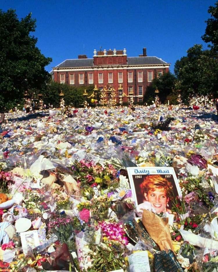 <p>1992&rsquo;de boşanan ve resmiyette 1996 yılında tamamen yolları ayıran Diana, 31 Ağustos 1997 yılında sevgilisi Dodi El Fayed ile Paris&rsquo;te ge&ccedil;irdiği trafik kazasında 36 yaşında hayatını kaybeden Lady Diana g&uuml;n&uuml;m&uuml;zde de hala en &ccedil;ok konuşulan kadınlar arasında bulunuyor.</p>
