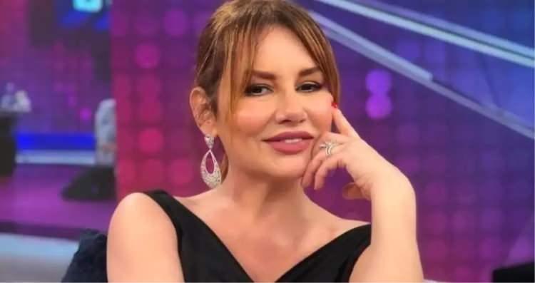 <p>T&uuml;rkiye&rsquo;nin başarılı sanat&ccedil;ılarından olan, yıllardır yazdığı şarkılar ile dillerden d&uuml;şmeyen &uuml;nl&uuml; şarkıcı Deniz Seki T&uuml;rk edebiyatının &ouml;nemli eserlerinden olan Suat Derviş imzalı, &ldquo;Fosforlu Cevriye&rdquo;, &ldquo;Cevriye&rdquo; adıyla yeniden sahneye taşımıştı.</p>
