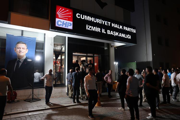 <p>G&ouml;revden alınan eski CHP İzmir İl Başkanı &Ccedil;ağatay G&uuml;&ccedil; ve G&uuml;mr&uuml;k&ccedil;&uuml; taraftarları arasında zaman zaman gerginlik yaşandı.</p>
