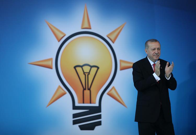 <p><span style="color:#B22222"><strong>İŞTE İL İL AK PARTİ'YE GE&Ccedil;EN İSİMLER...&nbsp;</strong></span></p>
