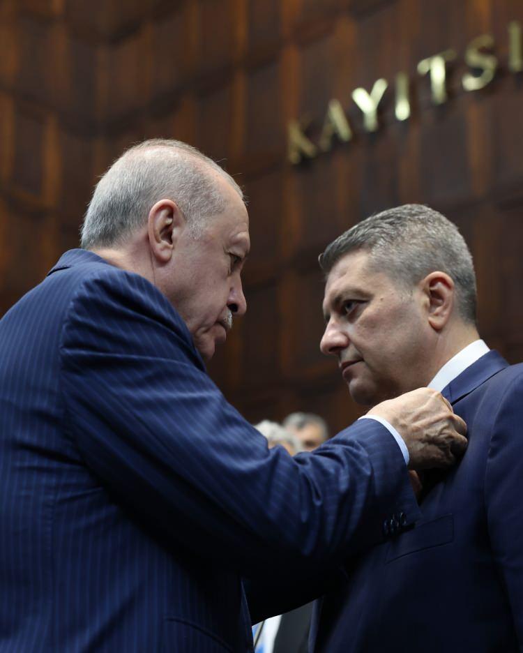 <p>Son olarak Cumhurbaşkanı Erdoğan, konuşmasının ardından AK Parti'ye katılan Haymana Belediye Başkanı Levent Ko&ccedil;'a rozetini taktı.</p>

<p>&nbsp;</p>
