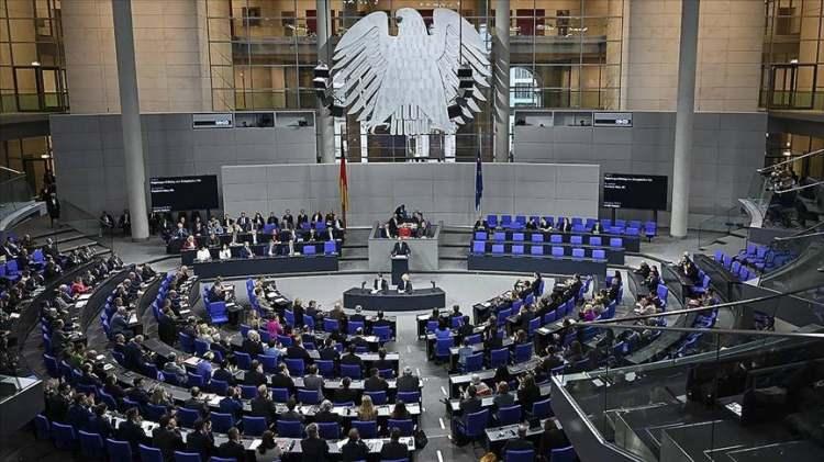 <p>Klingbeil, katkı paylarının bir b&ouml;l&uuml;m&uuml;n&uuml;n sermaye piyasalarına y&ouml;nlendirilmesine ilişkin beklentilerin farkında olduklarını belirterek, koalisyonun daha &ouml;nce şirket destekli emeklilik fonlarına dayalı benzer modeller &uuml;zerinde &ccedil;alıştığını s&ouml;yledi.<br />
&Ccedil;alışma Bakanı Baerbel Bas da komisyonun hazırladığı &ouml;nerilere genel olarak destek verdiğini a&ccedil;ıkladı.</p>

<p>&nbsp;</p>

