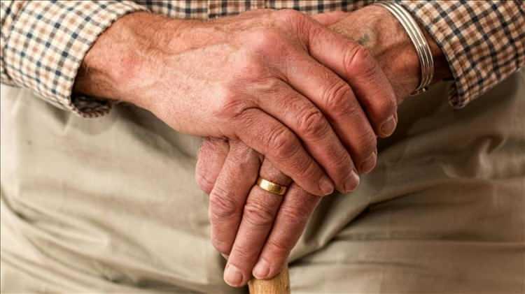 <p>H&uuml;k&uuml;met, hem &ccedil;alışan sayısındaki azalmaya hem de artan emekli n&uuml;fusuna karşı sistemi daha s&uuml;rd&uuml;r&uuml;lebilir hale getirmek i&ccedil;in sermaye piyasası destekli yeni bir model oluşturmayı ama&ccedil;lıyor. Reformun, &ouml;n&uuml;m&uuml;zdeki yıllarda Avrupa'daki diğer sosyal g&uuml;venlik sistemleri i&ccedil;in de &ouml;rnek oluşturabileceği değerlendiriliyor.</p>
