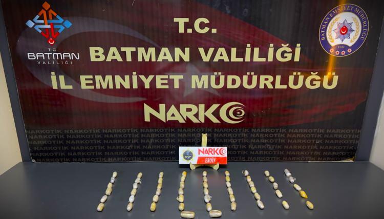 <p><span style="color:#A52A2A"><strong>TOPLAMDA 2 KİLO 726 GRAM UYUŞTURUCU MADDE ELE GE&Ccedil;İRİLDİ&nbsp;</strong></span></p>

<p>&nbsp;</p>

<p>Ş&uuml;phelilerden doğal yollarla &ccedil;ıkarılan 113 par&ccedil;a halinde 918 gram eroin, 80 par&ccedil;a halinde 500 gram metamfetamin ve 160 par&ccedil;a halinde 1 kilo 308 gram esrar olmak &uuml;zere<span style="color:#A52A2A"><strong><em> toplam 2 kilo 726 gram uyuşturucu madde ele ge&ccedil;irildi.</em></strong></span></p>

