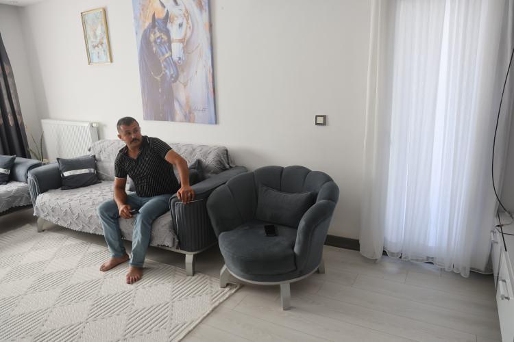 <p><span style="color:#B22222"><strong>"KİŞİ &Ouml;L&Uuml;D&Uuml;R, İŞLEM YAPAMAZ"</strong></span></p>

<p>Depremzede vatandaş, kendisiyle aynı ismi, soy ismi taşıyan ve baba isimleri aynı olan ve depremde &ouml;len vatandaş yerine sisteme &ouml;l&uuml; olarak girildi. İsim karmaşası sonrası devlet kurumlarının bir&ccedil;oğunda hala '&ouml;l&uuml;' olarak g&ouml;z&uuml;ken Artan, banka işlemlerinde sistemdeki hatayı d&uuml;zeltebilse de sağlık kurumları sisteminde 'Kişi &ouml;l&uuml;d&uuml;r, işlem yapılamaz' uyarısıyla karşı karşıya kalıyor.&nbsp;</p>

