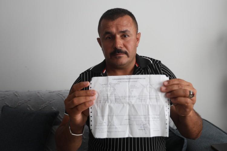 <p><span style="color:#B22222"><strong>"Bu hatanın en kısa zamanda d&uuml;zeltilmesini istiyorum"</strong></span></p>

<p>&nbsp;</p>

<p>&nbsp;</p>

<p>Sistemde &ouml;l&uuml; g&ouml;z&uuml;kt&uuml;ğ&uuml; i&ccedil;in aile hekiminden rapor alamadığını ve ehliyetini yenileyemediğini ifade eden Ahmet Artan, ehliyetsizlikten ceza yediğini belirterek "6 Şubat'ta depremde &lsquo;&ouml;l&uuml;' olarak g&ouml;stermişlerdi. Bu durum daha &ouml;nce bankalarda &ouml;l&uuml; olarak g&ouml;z&uuml;k&uuml;yorduk ve bu hatayı d&uuml;zelttiler. Ondan sonra devletimizin bazı kurumlarında hala &ouml;l&uuml; olarak g&ouml;z&uuml;k&uuml;yordum ve yine onu da d&uuml;zelttiler. Şu anda benim ehliyetimin g&uuml;n&uuml; bitti ve yenilemek istiyorum. Hastaneye gidip sağlık raporu istedim ama beni aile hekimine y&ouml;nlendiriyorlar. Aile hekimine gittiğim zaman &lsquo;kaydınız yoktur, kişi &ouml;l&uuml; olarak g&ouml;z&uuml;kt&uuml;ğ&uuml; i&ccedil;in kayıt yapamamaktadır' diye bir hata &ccedil;ıkıyor. Sağlık merkezine gittim. Sağlık merkezinde keza aynı şekilde &lsquo;sistemde kişi &ouml;l&uuml;d&uuml;r, işlem yapamaz' diye g&ouml;r&uuml;n&uuml;yor. D&uuml;n hatta bir&ccedil;ok arkadaşla g&ouml;r&uuml;şt&uuml;k, bir&ccedil;ok yerde telefon a&ccedil;tık. Hatta ben CİMER'e şikayet dilek&ccedil;esi olarak yazıp g&ouml;nderdim. Sağlık Bakanlığımıza da burada Sağlık Merkezi'nde de bir dilek&ccedil;e yazdım. İşte &lsquo;bu hatanın bir an &ouml;nce d&uuml;zeltilmesini istiyorum' dedim. Şu an sadece sağlık ocakları ve sağlık kurumlarında &ouml;l&uuml; olarak hala g&ouml;z&uuml;k&uuml;yorum. Hatta &ouml;l&uuml;m tarihi olarak 06.02.2023 g&ouml;r&uuml;n&uuml;yor. İnşallah bu hatayı d&uuml;zeltirler. &Ccedil;&uuml;nk&uuml; şu an ehliyetimin g&uuml;n&uuml; bitmiş ve uzatamıyorum. Yarın &ouml;b&uuml;r g&uuml;n beni durdurup bana ceza yazmasınlar. Bundan bir hafta &ouml;nce trafik cezası yedim. Trafik cezasına gelince yaşıyorum ama bazı şeylere gelince &ouml;l&uuml;yorum. Bu hatanın en kısa zamanda d&uuml;zeltilmesini istiyorum. &Ccedil;&uuml;nk&uuml; &ccedil;ok ciddi bir şekilde mağdur oluyorum" dedi.</p>

