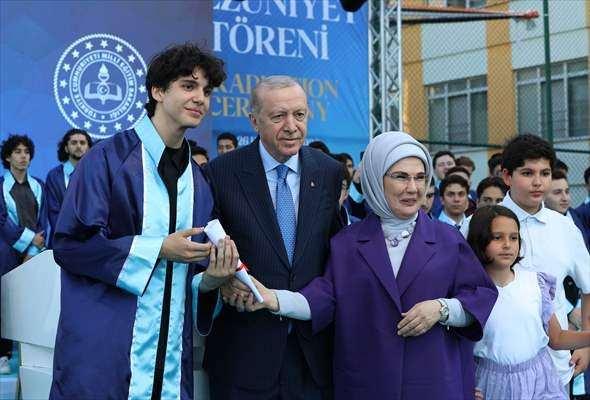 <p>&Uuml;sk&uuml;dar'da bulunan İTO Marmara Anadolu İmam Hatip Lisesi'ndeki mezuniyet t&ouml;renine katılan Cumhurbaşkanı Erdoğan ve eşi Emine Erdoğan burada torunları &Ouml;mer Tayyip Erdoğan'a diplomasını birlikte verdi.</p>
