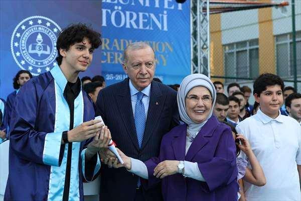<p>T&ouml;rene, Milli Eğitim Bakanı Yusuf Tekin, İlim Yayma Vakfı M&uuml;tevelli Heyeti Başkanı Bilal Erdoğan ve eşi Reyyan Erdoğan da katıldı.</p>

<p>&nbsp;</p>

