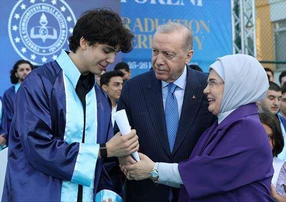 <p>Cumhurbaşkanı Erdoğan, torunu &Ouml;mer Tayyip Erdoğan ve diğer &ouml;ğrencilerle birlikte hatıra fotoğrafı &ccedil;ektirdi.</p>

<p>&nbsp;</p>
