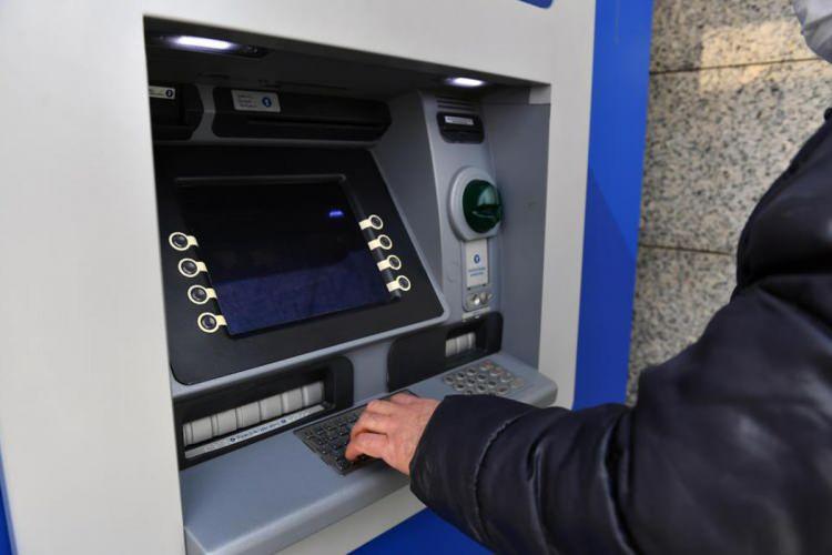 <p><span style="color:#B22222"><strong>"QR KOD TERCİHİNİN 3 TEMEL NEDENİ"</strong></span></p>

<p>ATM'lerde QR kod ile para &ccedil;ekme ve yatırma işlemlerinin geleneksel y&ouml;ntemlerin &ouml;n&uuml;ne ge&ccedil;mesinde şu kritik avantajlar rol oynuyor:</p>
