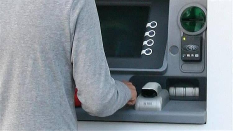 <p>Plastik kartların devre dışı kalması, bankacılık sekt&ouml;r&uuml; i&ccedil;in milyarlarca liralık kart basım ve lojistik maliyetini ortadan kaldırırken, diğer yandan k&uuml;resel plastik atık miktarının azaltılmasına ve karbon ayak izinin d&uuml;ş&uuml;r&uuml;lmesine de &ccedil;ok ciddi bir katkı sağlayacak.</p>
