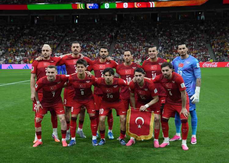 <p>Turnuvaya b&uuml;y&uuml;k umutlar ile 24 yıl sonra katılan T&uuml;rkiye A Milli Futbol Takımımız, D Grubu'nda oynadığı Avustralya ve Paraguay ma&ccedil;larını kaybederek &uuml;&ccedil;&uuml;nc&uuml; ma&ccedil; &ouml;ncesinde turnuvaya veda etmişti.</p>
