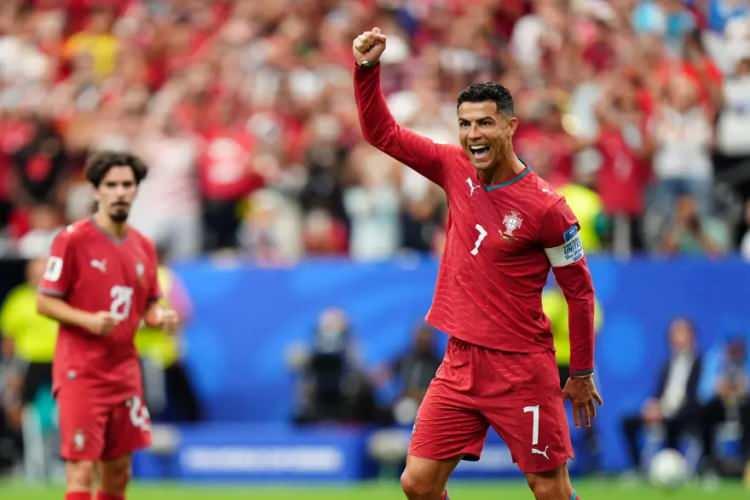 <p>CRISTIANO RONALDO</p>

<p>&nbsp;</p>

<p>D&uuml;nya gazetesinin aktardığına g&ouml;re Sportico, altıncı kez D&uuml;n&shy;ya Kupası&rsquo;nda forma giyen ve hepsinde gol atmayı başaran ilk futbolcu olan Cristiano Ronaldo'nun son bir yıldaki toplam geli&shy;rini 295 milyon dolar olarak a&ccedil;ıkladı.</p>
