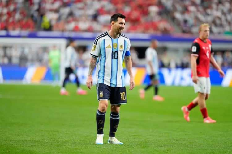 <p>LIONEL MESSI</p>

<p>&nbsp;</p>

<p>Ronaldo'nun en yakın takip&ccedil;isi ise Arjantinli Lionel Messi. 4 yıldır ABD&rsquo;de MLS&rsquo;te oynayan oyuncu, &ouml;zel anlaşması sayesinde takımı Miami Inter&rsquo;den yıllık 70 milyon dolar kazanıyor.</p>

<p>&nbsp;</p>
