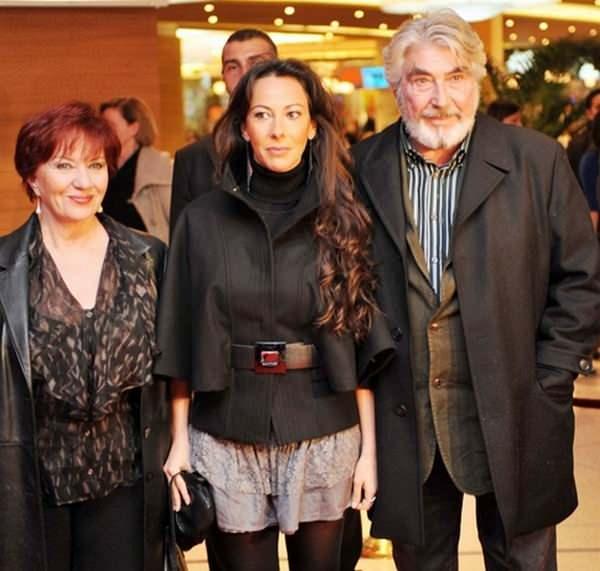 <p><strong>Zeynep &Ouml;zyağcılar, babasına olan derin sevgisini, saygısını ve aralarındaki &ouml;zel bağı&nbsp; şu şekilde anlattı:</strong></p>

<p><strong><span style="color:#800080"><em>"Babam &ccedil;ok başka. Onun d&ouml;neminin her şeyi başka, erkekleri başka, sevgisi başka. Şu anda onu aramak sadece hayal kırıklığı getirir. Genelde &uuml;nl&uuml; isimlerin &ccedil;ocuklarıyla yaşadığı kavgaları ya da k&ouml;t&uuml; ilişkileri duyuyoruz. Ama benim babam &ouml;nce insandır, sonra babadır"</em></span></strong></p>
