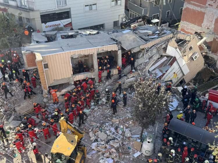 <p>Yapılan değerlendirmede, <span style="color:#A52A2A"><strong><em>metro imalatının olaydan uzun s&uuml;re &ouml;nce tamamlandığı ve t&uuml;nel betonlamasının bitirildiği,</em></strong></span> buna karşın binada g&ouml;zlenen &ccedil;atlaklar ile zemin yumuşamasına ilişkin belirtilerin daha sonraki d&ouml;nemde ortaya &ccedil;ıktığı ifade edildi.&nbsp;</p>
