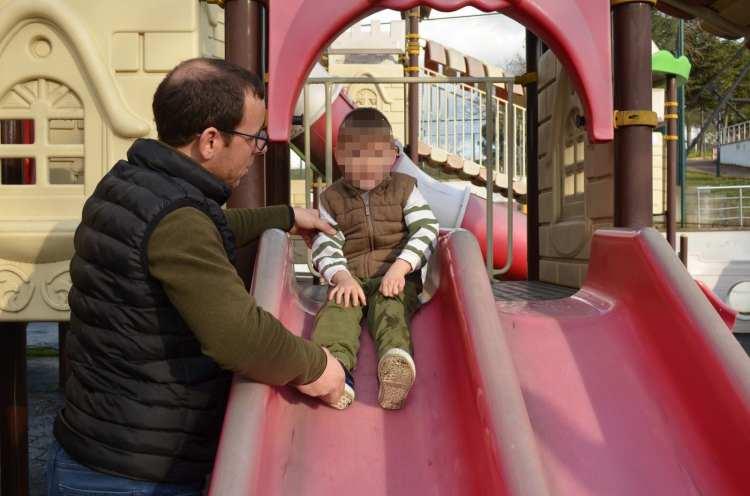 <p>Olayın ortaya &ccedil;ıkmasının ardından kampanya g&ouml;n&uuml;ll&uuml;leri ve aile b&uuml;y&uuml;k tepki g&ouml;sterdi.</p>

<p>&nbsp;</p>

<p>Yardımları alıp ka&ccedil;an şahıs bir iş yerinin g&uuml;venlik kameralarına yakalandı.</p>

<p>&nbsp;</p>

<p>G&ouml;r&uuml;nt&uuml;lerin incelenmesinin ardından aile emniyet birimlerine başvurarak ş&uuml;pheli şahıs hakkında su&ccedil; duyurusunda bulundu.&nbsp;</p>
