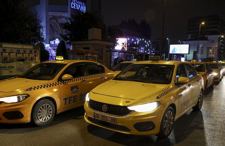 <p>İstanbul Taksiciler Esnaf Odası Başkanı İsmet Dalcı, g&ouml;reve geldikten sonra taksi sisteminde kapsamlı bir d&ouml;n&uuml;ş&uuml;m başlattıklarını belirterek, Singapur modeli &ouml;rnek alınarak geliştirilen yeni taksi &ccedil;ağırma uygulamasının test aşamasında olduğunu ve bir ay i&ccedil;inde kullanıma sunulacağını a&ccedil;ıkladı.</p>
