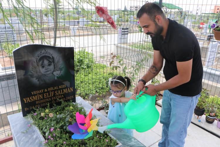 <p>Aile bu kez kızlarının mezarına bıraktıkları son hatıraları ve eşyalarının &ccedil;alınmasıyla sarsıldı.</p>
